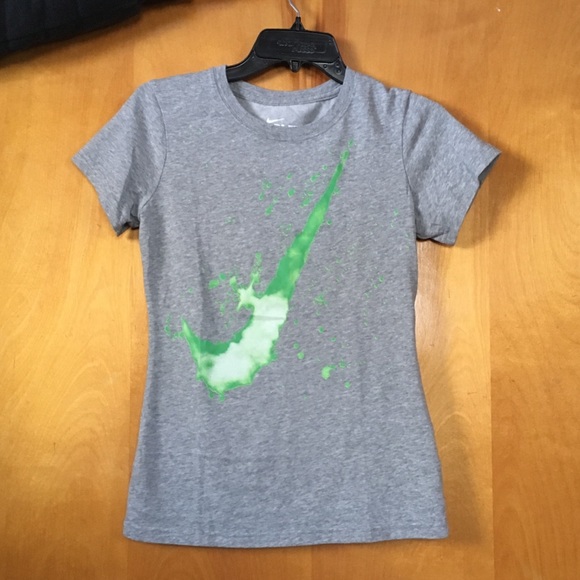 Nike top - Picture 2 of 4